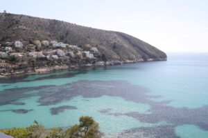 Plaże Moraira z czystą wodą