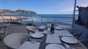 Plaże Moraira z czystą wodą