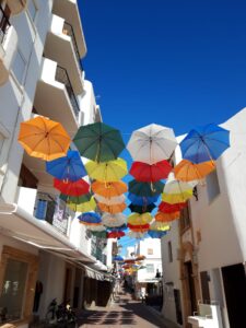 Plaże Moraira z czystą wodą